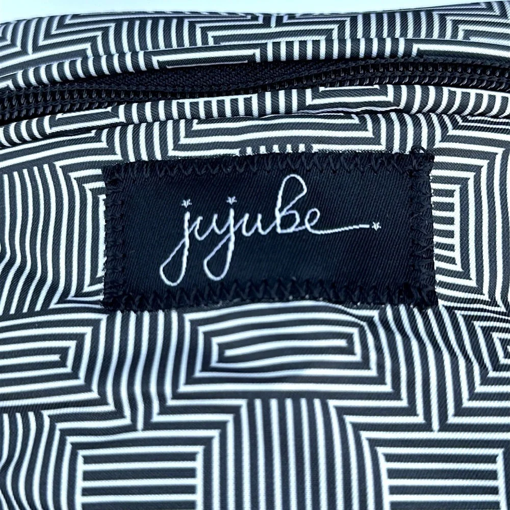 Jujube breastmilk mini cooler bag on the go geo pattern black and white